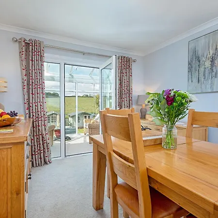 Finest Retreats - Shoe Buttons At Gap Road *