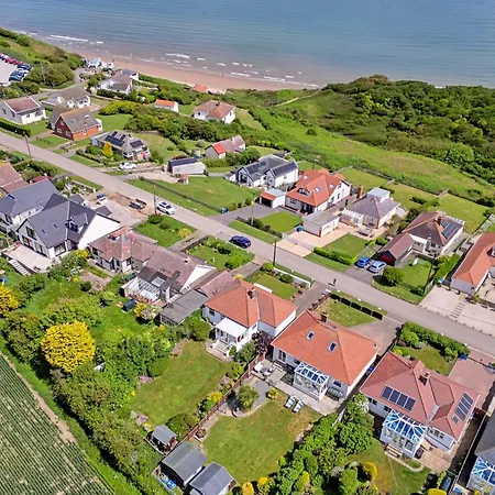 Finest Retreats - Shoe Buttons At Gap Road * Reighton